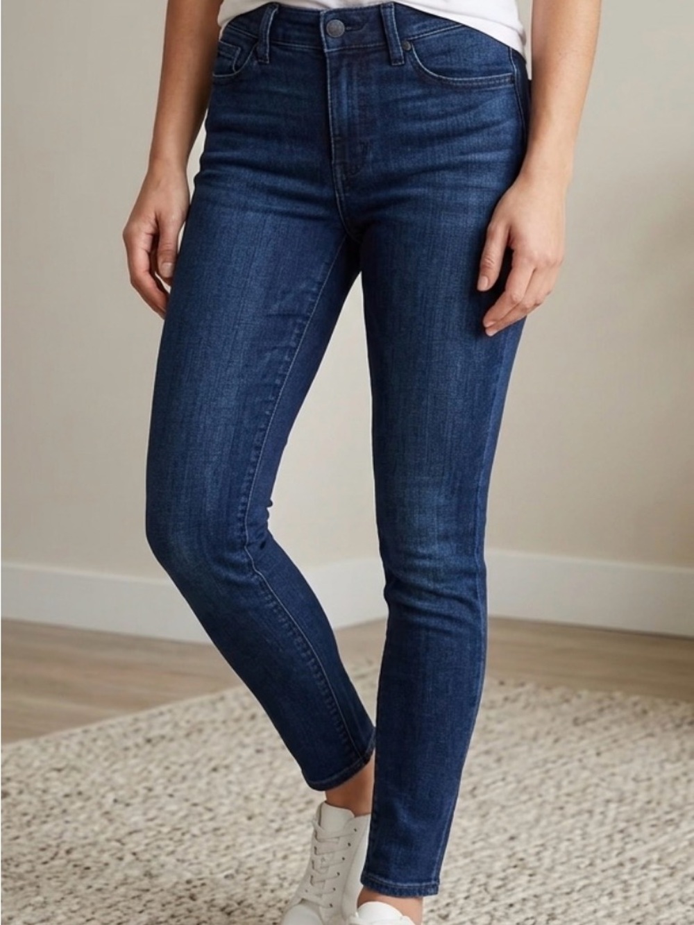 Express Jean Leggings in a mid-rise fit and dark indigo wash Size 2r